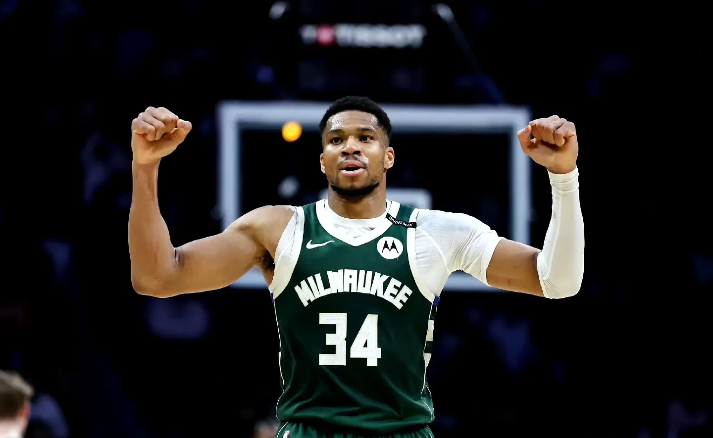 J9-包含比赛规则变更引发热议！，字母哥在勇士比赛中反败为胜上演精彩一战的词条